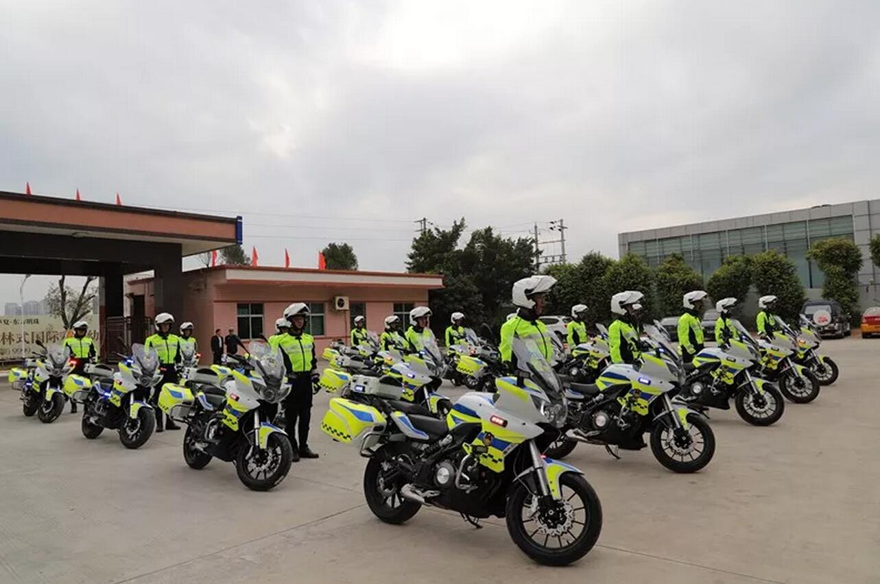 各地先后成立交警铁骑队 维护城市主要道路运行