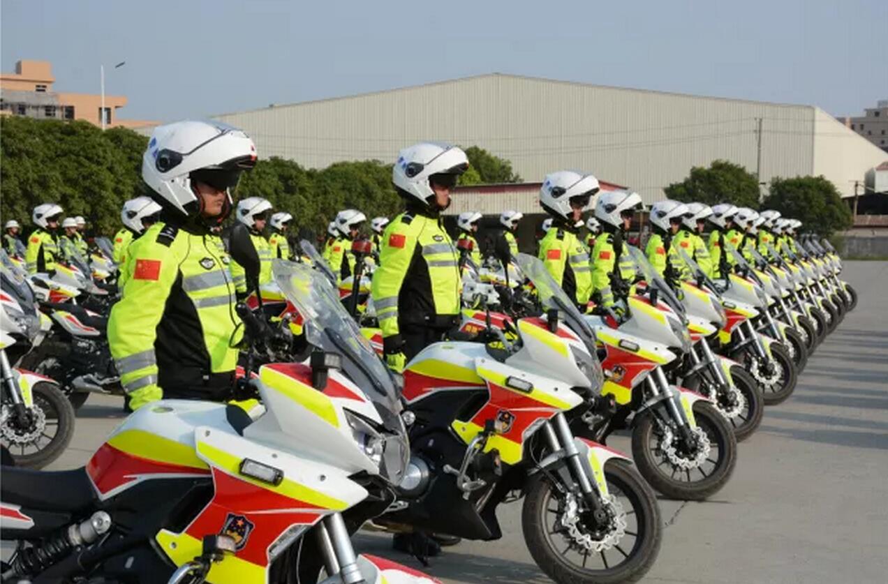 各地先后成立交警铁骑队 维护城市主要道路运行